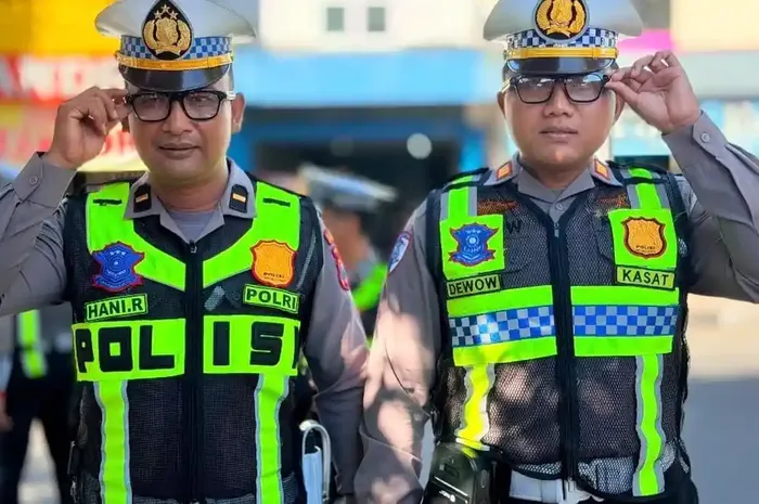 Anggota Satlantas Polres Ponorogo kini dibekali kaca mata khusus berteknologi canggih yang bisa langsung menilang pelanggar lalu lintas tanpa HP maupun tulis surat