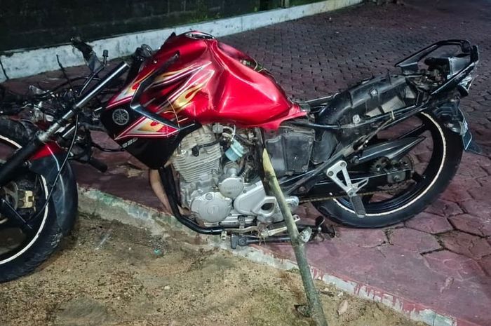 Yamaha Scorpio yang menabrak belakang truk muatan kelapa sawit di Jalan Raya Desa Simpang Gong, Simpang Teritip, Kabupaten Bangka Barat, Kepulauan Bangka Belitung, sekitar pukul 21.00 WIB, (17/5/26).