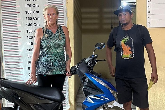 Warga Negara Asing (WNA) Inggris, Nichola Rose (56) mendapatkan kembali Honda BeAT miliknya yang sempat dibawa kabur dan digadaikan pemandu wisata di Bukit Lawang, kabupaten Langkat, Sumatera Utara