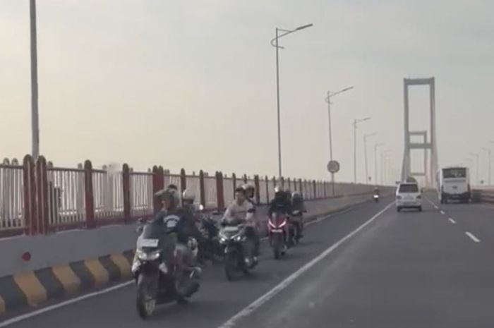 Segerombol pengendara motor yang putar balik secara melawan arah di atas jembatan Suramadu, Jawa Timur karena melihat ada razia Polisi, (20/5/26)