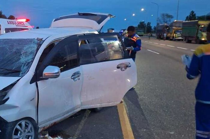 Toyota Avanza berisi rombongan satu keluarga asal Labuhanbatu Selatan, Sumatera Utara tujuan Pekanbaru, Riau kecelakaan tunggal di KM 14 tol Permai, (21/5/26)