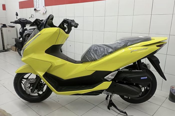 Honda PCX 160 berwarna kuning hasil repaint dealer resmi Kartika Berkat Abadi 