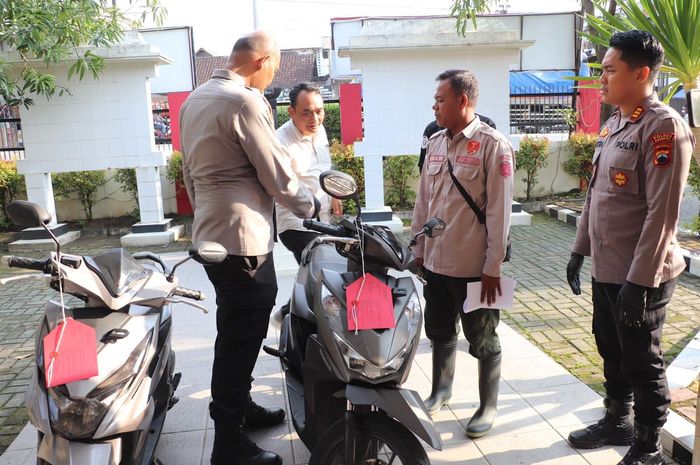 Dua motor yang jadi barang bukti dua polisi abal-abal melakukan perampasan motor ke bocah SMP