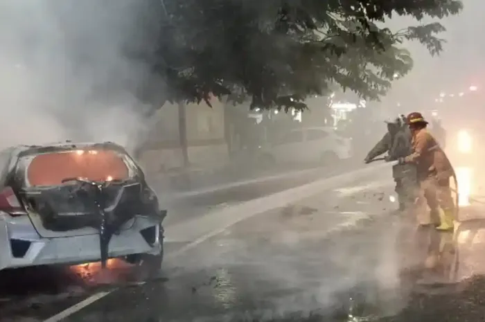Honda Jazz GK5 terbakar di Jalan Tri Lomba Juang, Mugassari, Semarang Selatan, kota Semarang, (20/5/26) malam