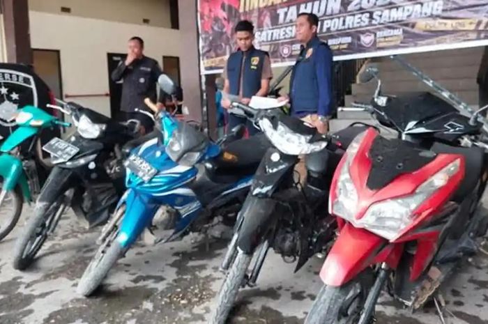 Satreskrim Polres Sampang saat menunjukkan barang bukti kasus pencurian sepeda motor atau curanmor yang terjadi di wilayah Kecamatan Omben, Kabupaten Sampang, Madura, Jumat (22/5/2026).  