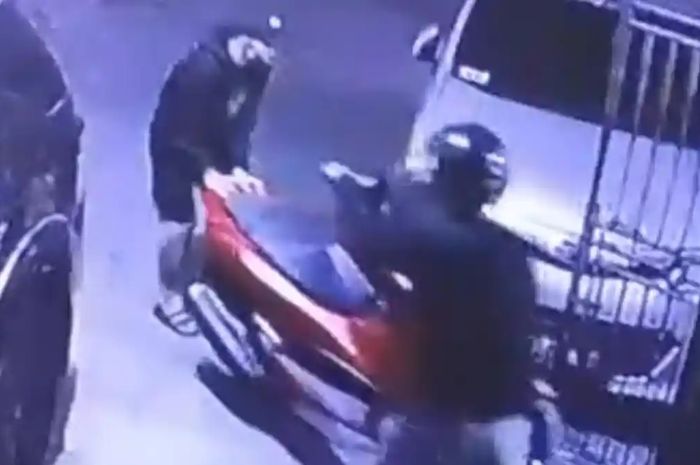 Honda PCX digondol maling dari sebuah kos-kosan. Kunci keyless bukan halangan