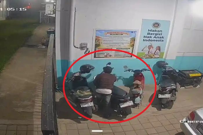 Dalam lingkaran merah, pelaku pencurian Honda BeAT milik pegawai dapur MBG Adisana, Bumiayu, Brebes, Jawa Tengah