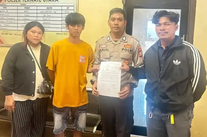 Joko Purnomo (baju kuning) dan Ardi Laidi (paling kanan jaket hitam) putuskan berdamai atas kasus tunggakan cicilan over kredit motor yang berujung nyaris jadi amukan massa di kawasan Pasar Gamalama, kota Ternate, Maluku Utara