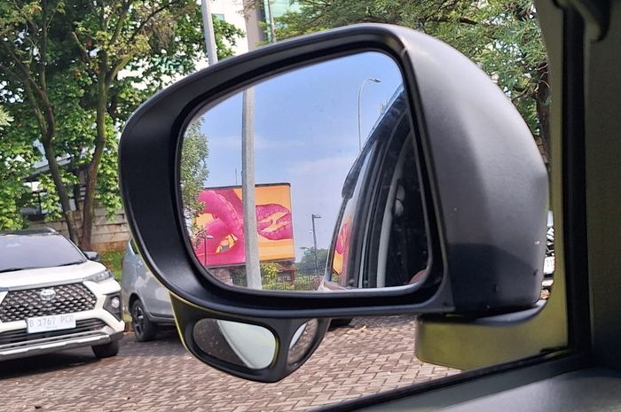 Mudahkan Perempuan, Ini Fungsi Kaca Kecil Di Spion Rocky Hybrid