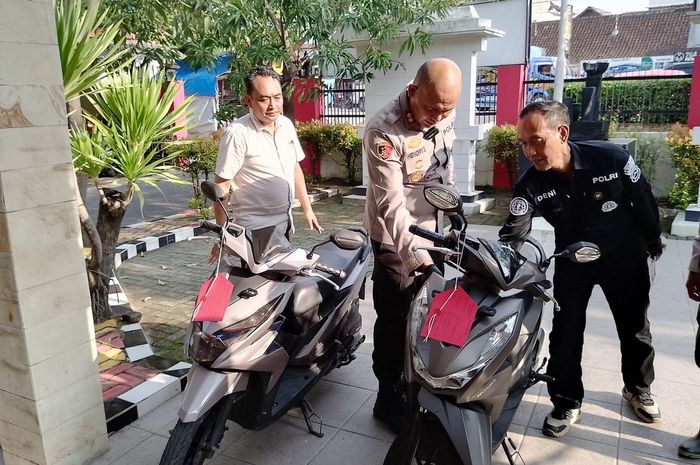 Kapolrs Kendal, AKBP Hendry Susanto Sianipar tunjukan barang bukti Honda BeAT dari penangkapan dua pelaku begal yang mengaku-ngaku anggota Polisi di Kendal, Jawa Tengah