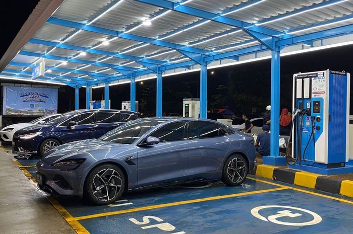 ilustrasi mobil listrik sedang mengisi daya di SPKLU