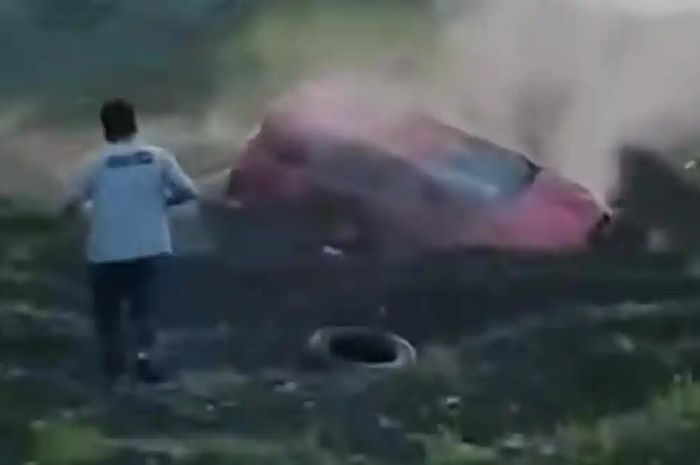 Toyota Yaris dikejar-kejar polisi di  jalan tol, pengemudi diketahui jadi pelaku pembunuhan seorang wanita