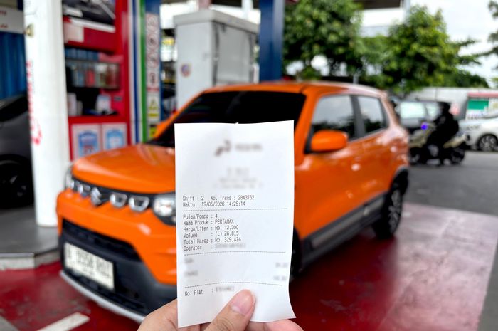 Dengan kapasitas tangki 27 liter dan asumsi penggunaan BBM RON 92 seharga Rp 12.300 per liter, biaya isi penuh berada di kisaran Rp 300 ribuan.