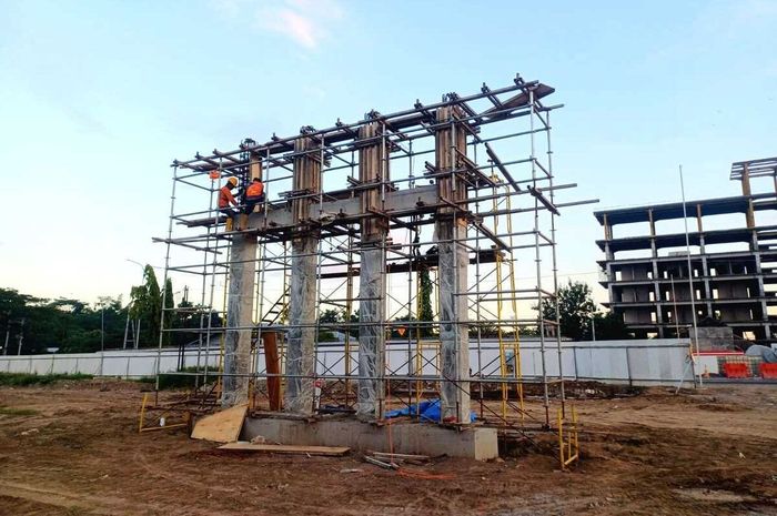 Progres pembangunan gerbang tol Jogja-Solo di Trihanggo, Gamping, Sleman, Yogyakarta yang nantinya akan ada siluet candi Ratu Boko