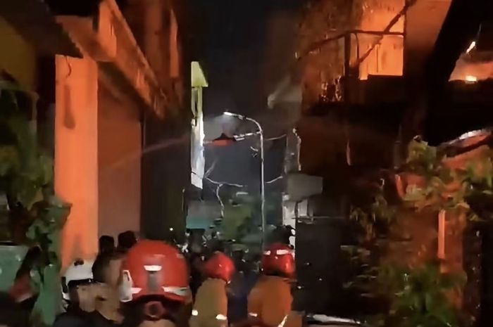 Charger motor listrik biang kebakaran rumah di Jalan Bukit Molin, Banyu Urip, Sawahan, kota Surabaya, Jawa Timur.