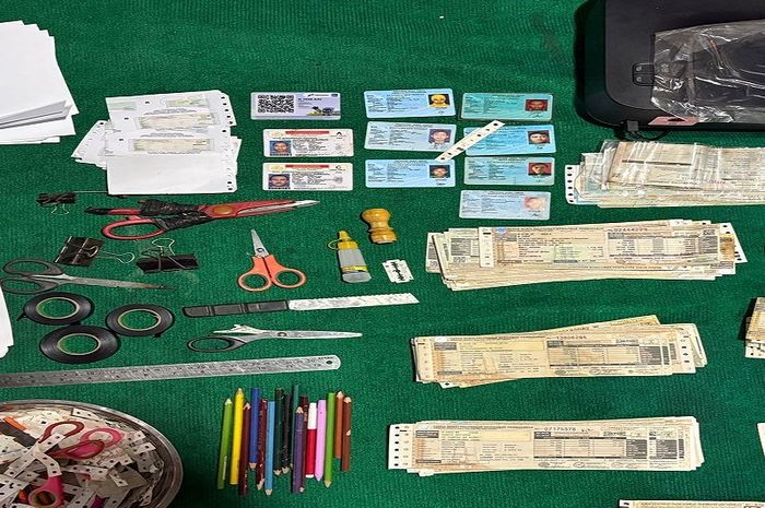 Barang bukti dari penangkapan para sindikat pembuat STNK Palsu di Pasuruan, Jawa Timur oleh Satreskrim Polrestabes Surabaya