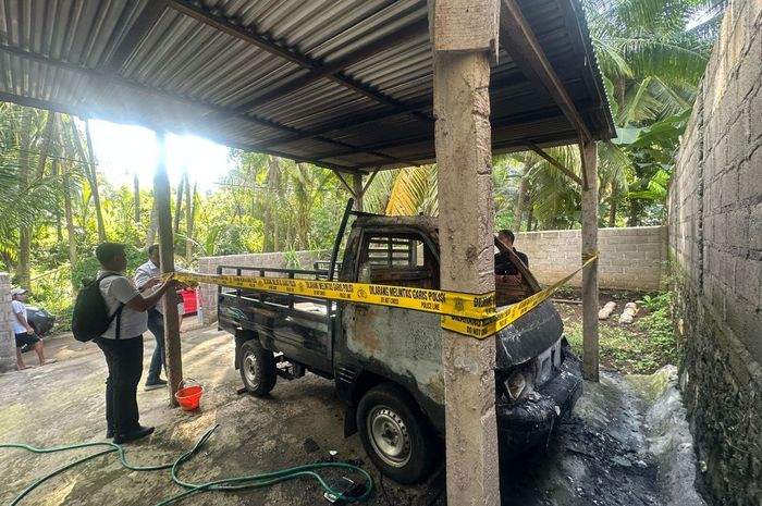 Penampakan Suzuki Carry Pikap yang dibakar seorang pemuda di desa Julah, Kecamatan Tejakula, Kabupaten Buleleng, Bali karena cintanya kepada si anak pemilik tak direstui