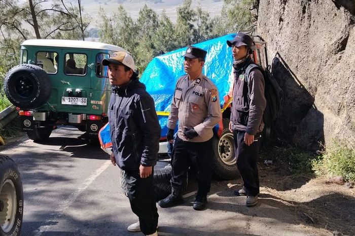 Kondisi Hardtop yang menabrak tebing di jalur menuju wisata Gunung Bromo, tepatnya di Desa Wonokitri, Kecamatan Tosari, Kabupaten Pasuruan, Jawa Timur yang menewaskan 2 orang, sopir dan penumpang, Jumat (29/5 /2026).