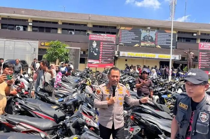 Polisi berhasil gerebek gudang motor curian di Medan. Total 135 unit motor diamankan