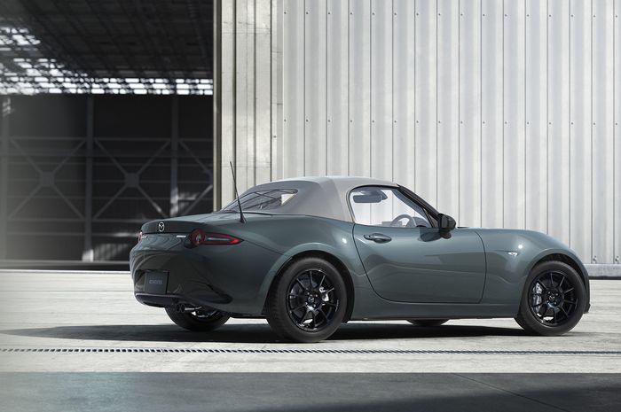 Mazda MX-5 terbaru dengan warna Zinc Green Metallic.