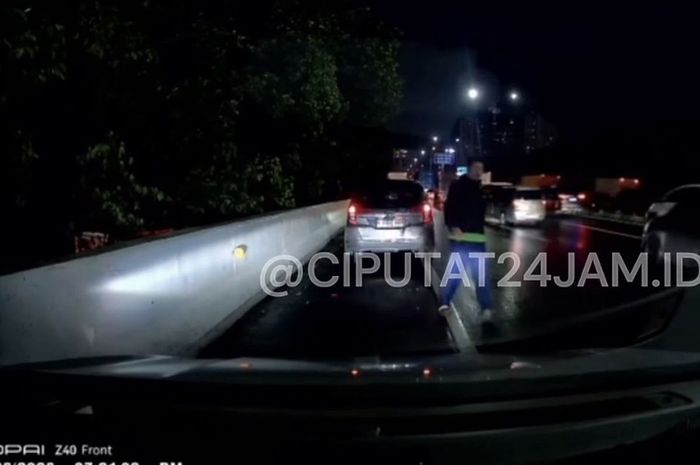 Sopir Sigra emosi dan pukul spion Ertiga di Tol JORR