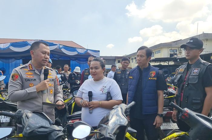 Kapolrestabes Medan, Kombes Pol Calvijn Simanjuntak berdialog dengan Ita (33) salah satu korban pencurian motor yang akhirnya ditemukan, (30/5/26)