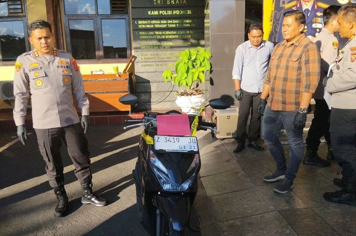 Barang bukti Honda BeAT milik pria asal Tasikmalaya, Jawa Barat yang dirampok lima remaja dengan modus kencan menyimpang sesama jenis
