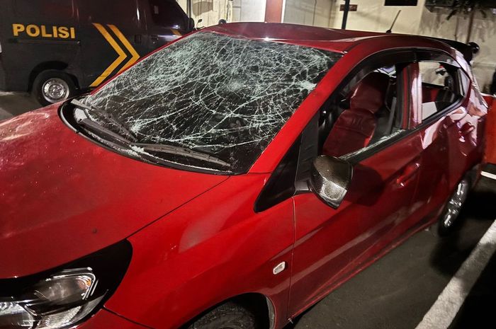 Honda Brio yang diamuk massa di kawasan Grand Galaxy Park, Bekasi Selatan, kota Bekasi, Jawa Barat, (31/5/26) malam