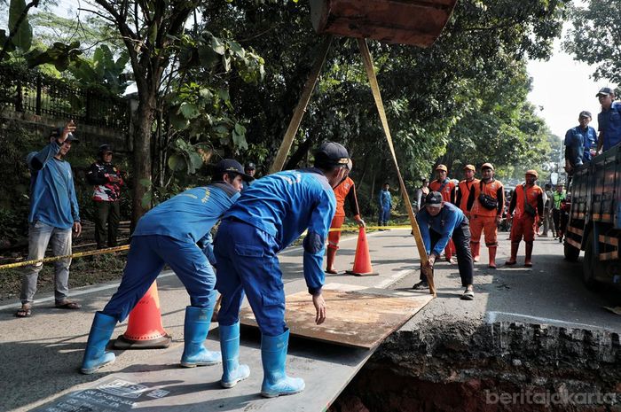 Dinas Sumber Daya Air (SDA) DKI Jakarta bergerak cepat melakukan penanganan jalan amblas di Jalan Raya Lenteng Agung, tepatnya di dekat Gang Empang, depan Bengkel Alpino Knalpot, Jakarta Selatan.