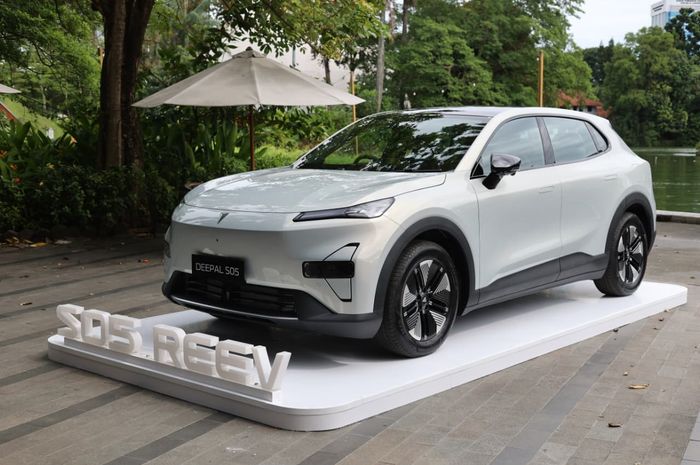Model ini sebelumnya diperkenalkan kepada publik pada April 2026 dan bakal menjadi kendaraan berteknologi Range Extended Electric Vehicle (REEV) pertama yang dipasarkan Changan di Tanah Air.