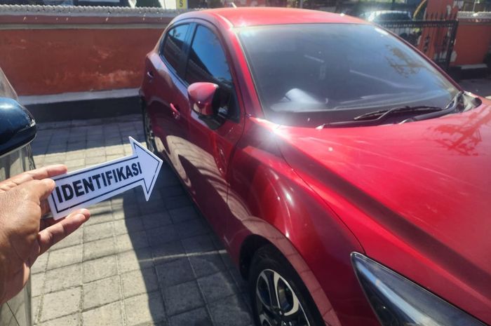 Mazda 2 milik dokter muda Jihan Rizky Ramadhani (25) yang nyaris dibegal dengan modus disetrum saat baru masuk kabin di Jalan Tukad Barito Timur, Panjer, Kecamatan Denpasar Selatan, kota Denpasar, Bali, (31/5/26)