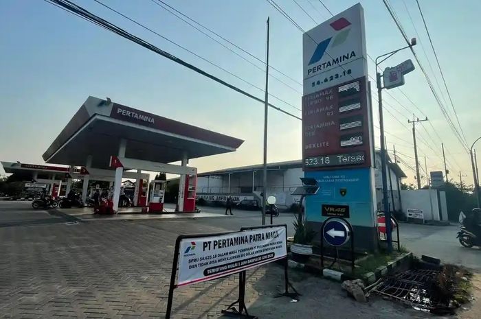 Suasana depan SPBU 54.623.18 yang terletak di Jalan Tuban-Semarang Tuban, Selasa (2/6/2026). Dari hasil pengecekan Pertamina, ditemukan adanya layanan yang tidak sesuai dengan standar operasional prosedur (SOP) dalam penyaluran produk Bio Solar. 