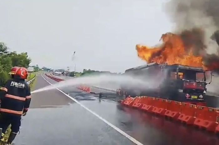 Truk tangki BBM Pertamina diserbu api di Tol Cisumdawu. Diketahui angkut puluhan ribu liter solar dan Pertalite