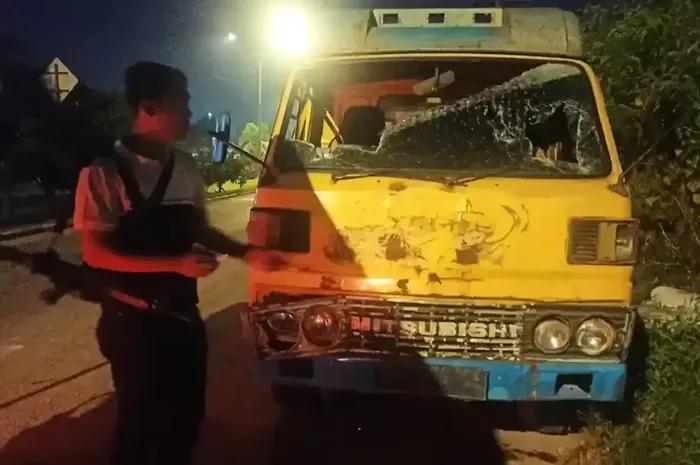 Kondisi truk yang sopirnya tewas dikeroyok dengan 4 luka tusuk saat antre solar di SPBU Jalan HM Noerdin Pandji, Kecamatan Sukarami, Palembang, Sumatera Selatan, (2/6/26)