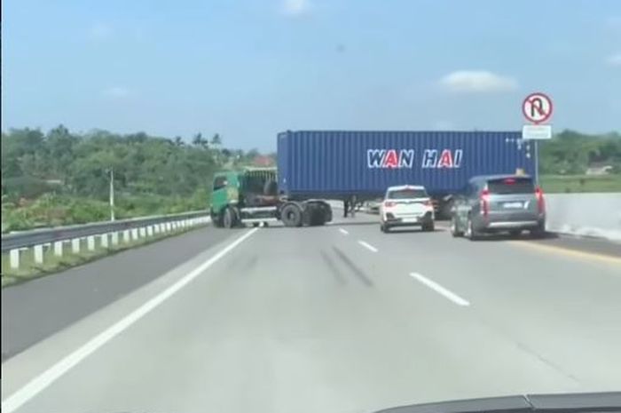 Sebuah truk trailer peti kemas nekat putar balik di KM 470 ruas tol Semarang-Solo 