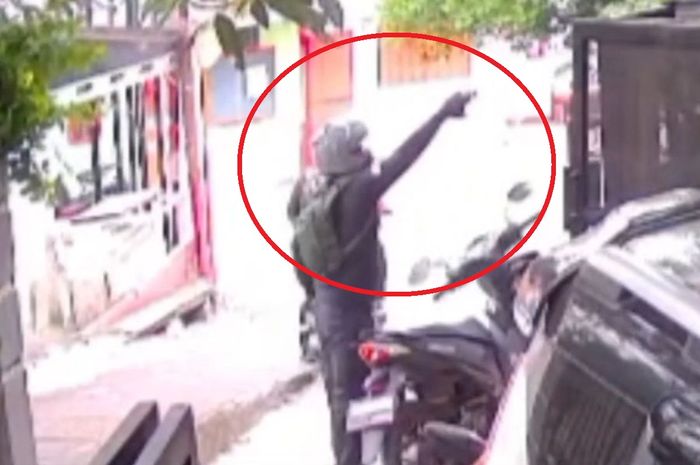 Dalam lingkaran merah pelaku pencurian menodongkan pistol ke pemilik motor yang memergokinya di Jalan Balai Rakyat, Kramat Jati, Jakarta Timur