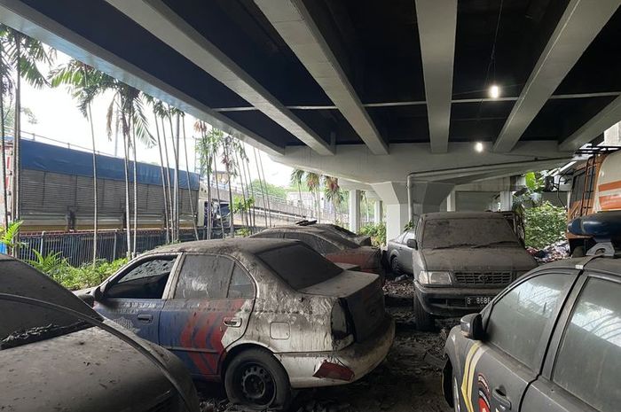 Pemandangan kuburan mobil, motor sampai bus dari berbagai kasus di kolong flyover Tanjung Barat, Jakarta Selatan
