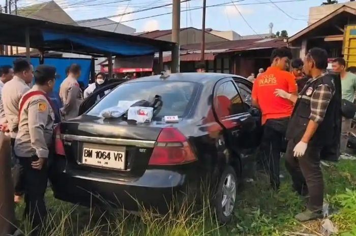 Dua pasutri ditemukan tak bernyawa di dalam mobil. Begini kronologinya