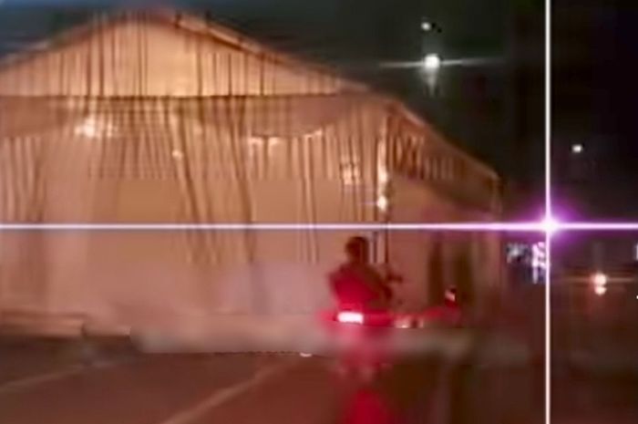 Tenda hajatan menutuk ruas jalan nasional