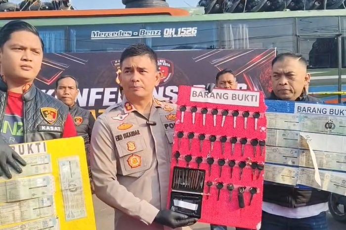 Puluhan motor curian yang ngumpet di bus Antarkota berhasil ditemukan polisi. Rencana akan dikirim ke luar pulau