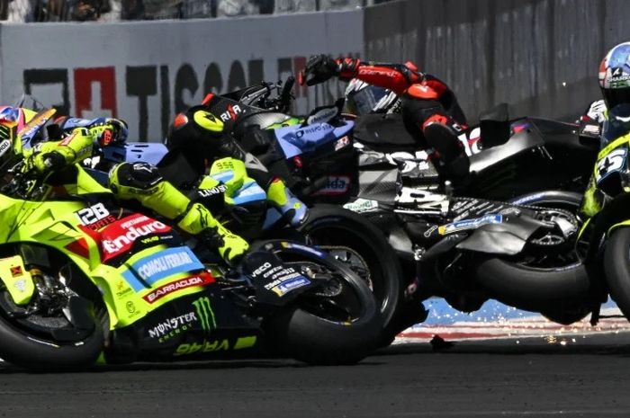 Jorge Martin, Marco Bezzecchi terlibat kecelakaan beruntuk di tikungan pertama MotoGP Hungaria 2026