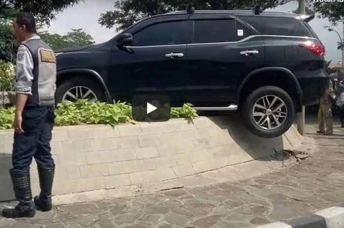 Toyota Fortuner digebukin massa
