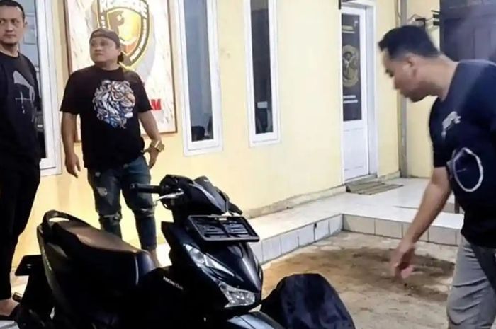 Truk Lintas, Lihat Motor Tak Dikunci, Sopir Langsung Beraksi Jadi Bandit!