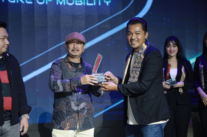 Indomobil eMotor QT dinobatkan menjadi The Best Low Electric Skutik di ajang Otomotif Award 2026 yang diterima Nono Sumarno, Chief Creative Design PT Indomobil Emotor Internasional (kiri)