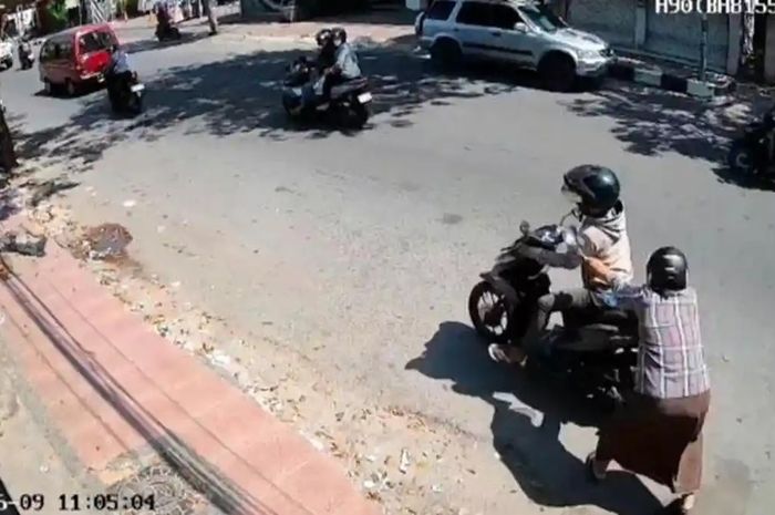 Maling Honda BeAT nekat beraksi di siang bolong dan kondisi ramai lalu lalang kendaraan