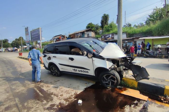 Toyota Rush yang menabrak pembatas, kemudian oleng menebas Daihatsu Xenia dan pedagang tahu asongan di area exit tol Bocimi, Parungkuda, Sukabumi, Jawa Barat