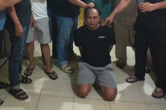 MZ (25) pelaku maling motor foto pose jongkok dan rambut dijambak Polisi karena sempat kabur dari Polsek Cibinong selama tiga hari