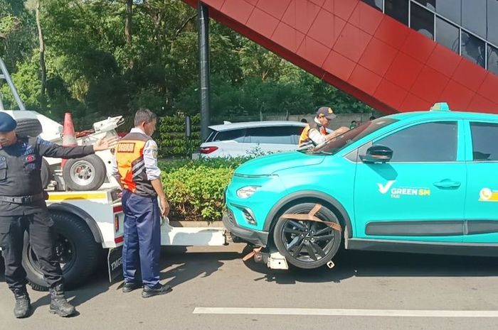 Operasi Penertiban Parkir liar oleh Dinas Perhubungan (Dishub) DKI Jakarta di kawasan  bawah Stasiun LRT Dukuh Atas Jalan Setiabudi Tengah, Jakarta Selatan, (8/6/26)