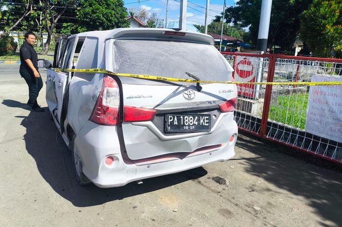 Toyota Veloz yang meledak saat isi BBM di SPBU Oyehe, Nabire, Papua Tengah dan ditemukan 17 jeriken berisi Pertalite di dalam kabinnya