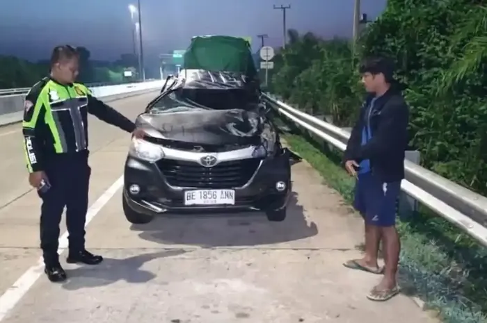 Toyota Avanza yang mengalami kecelakaan maut menabrak belakang truk di tol KM 102+100 tol Bakauheni-Terbanggi Besar, Lampung Selatan, (7/6/26)